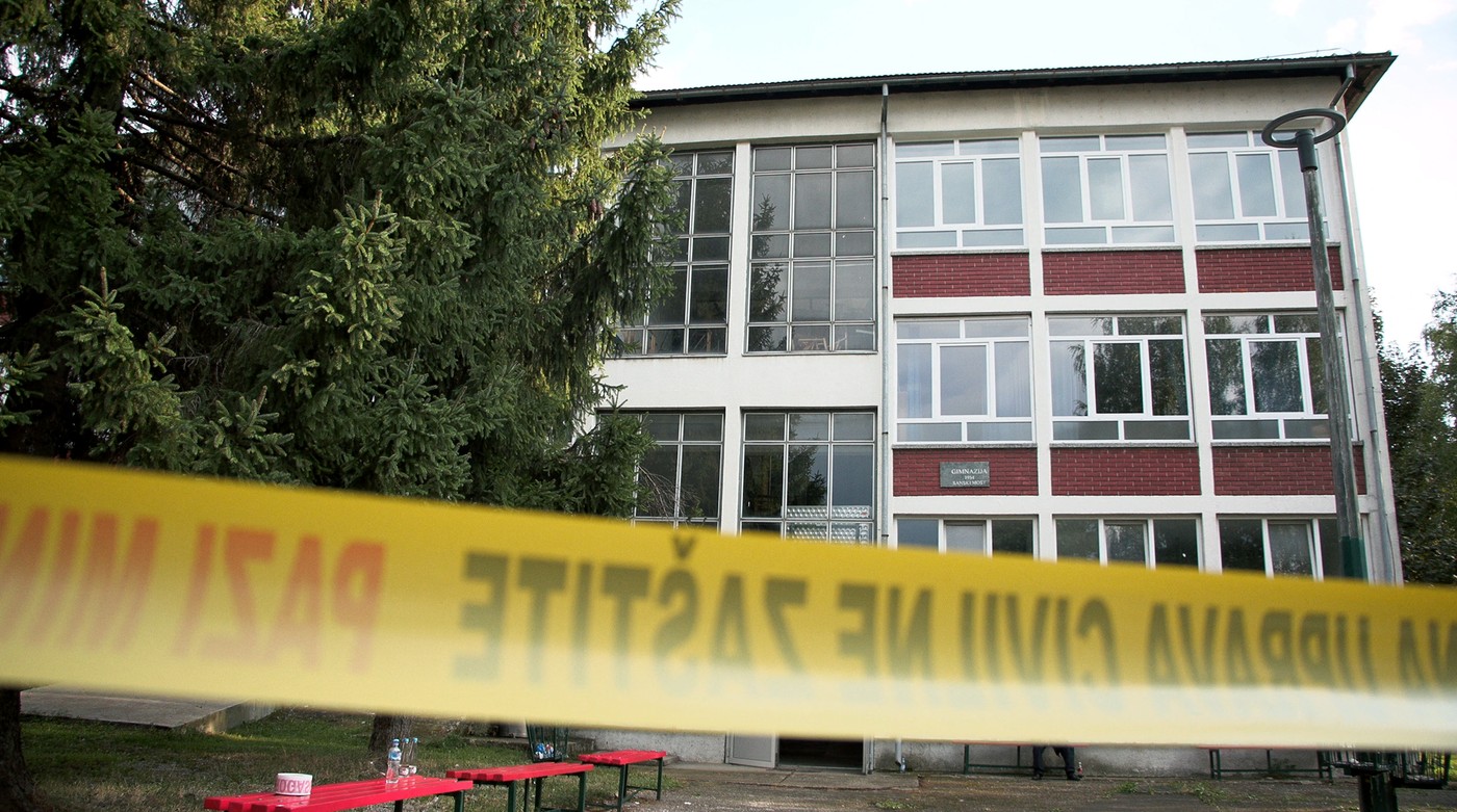 Atac armat la un liceu din Bosnia. Portarul a împușcat cu o armă militară directorul, secretara şi o profesoară de engleză