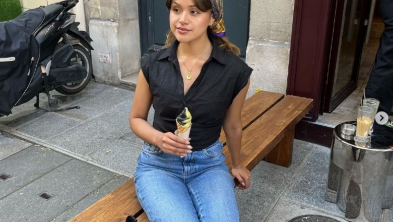 Natalia Vega pe o bancă, la o cafenea, în Paris