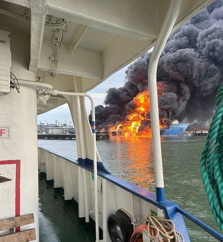 Ucrainenii au scufundat un feribot rusesc cu 30 de rezervoare de combustibil. Incendiu uriaș în portul portul rusesc Kavkaz