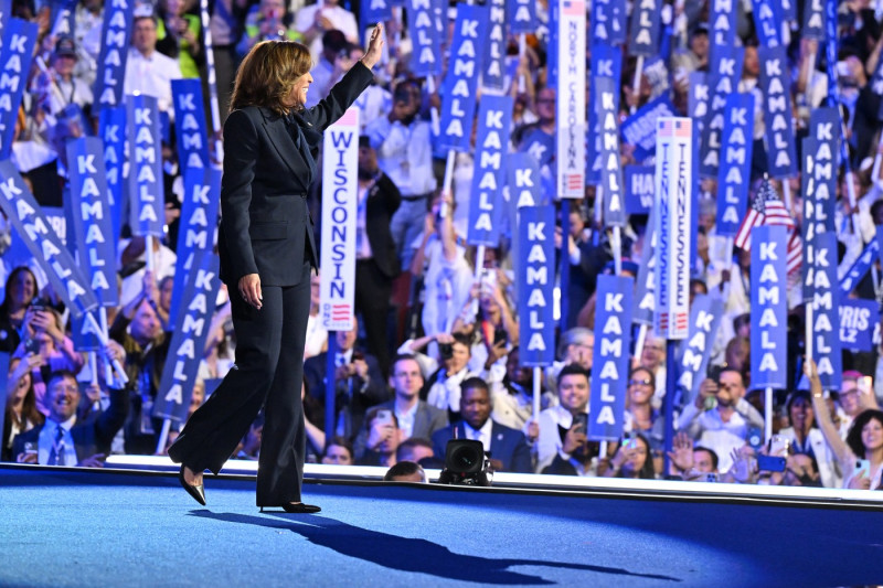 Kamala Harris, salutând participanții la Convenție. Foto: Profimedia Images