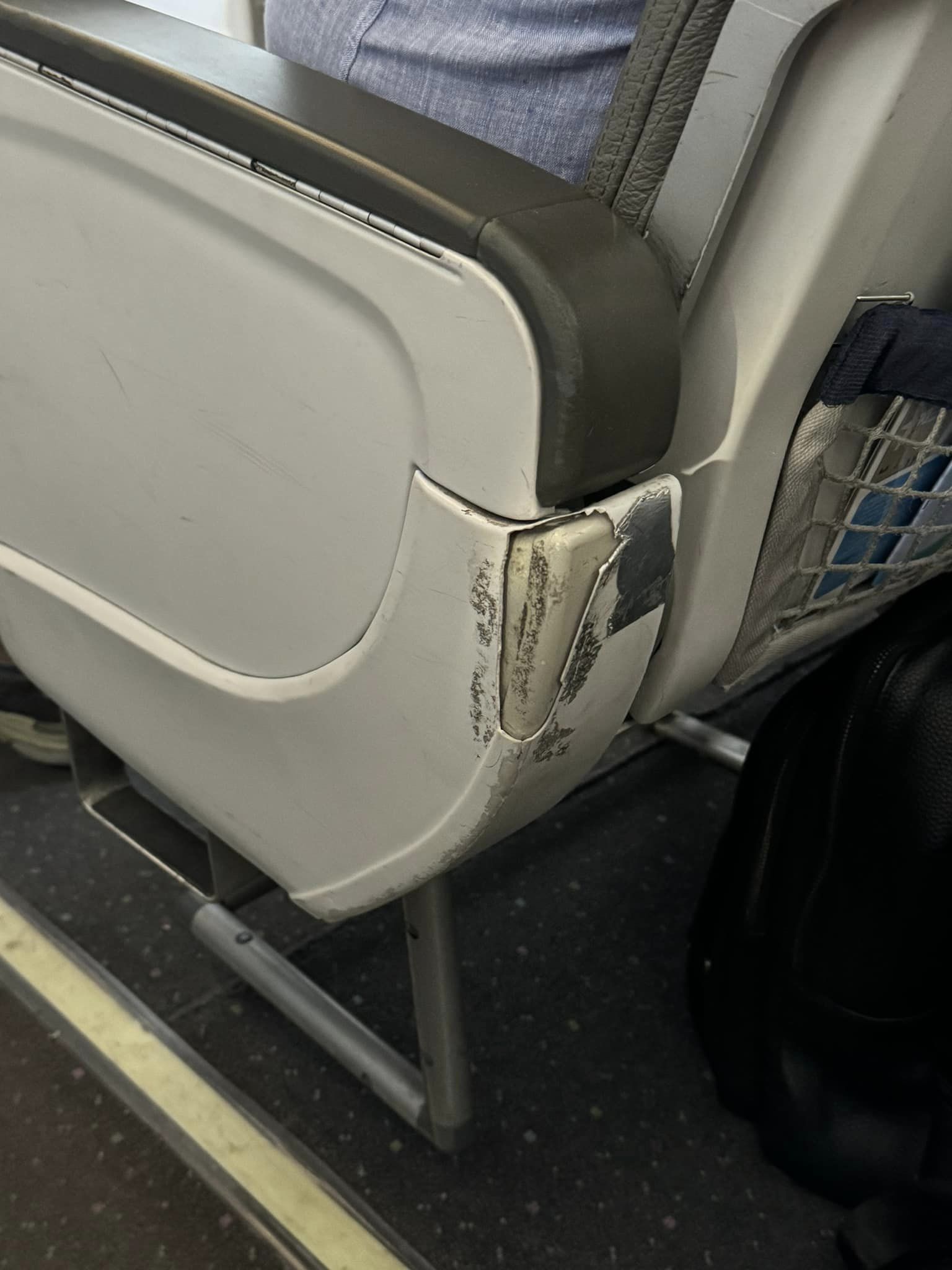 FOTO Paul Anghel (ANPC) a postat imagini cu scaunele deteriorate ale unui avion: „Te poţi îmbrăca în salopetă să te protejezi”