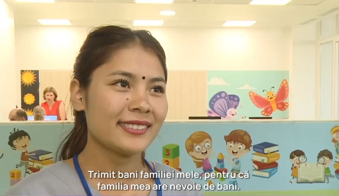 În timp ce românii pleacă în străinătate, străinii se angajează și în instituții publice: „Doar eu muncesc din toate rudele din Nepal”
