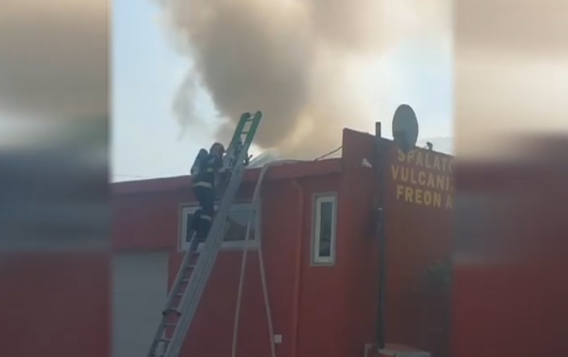 Două incendii majore au izbucnit în București. Zeci de pompieri încearcă să le stingă