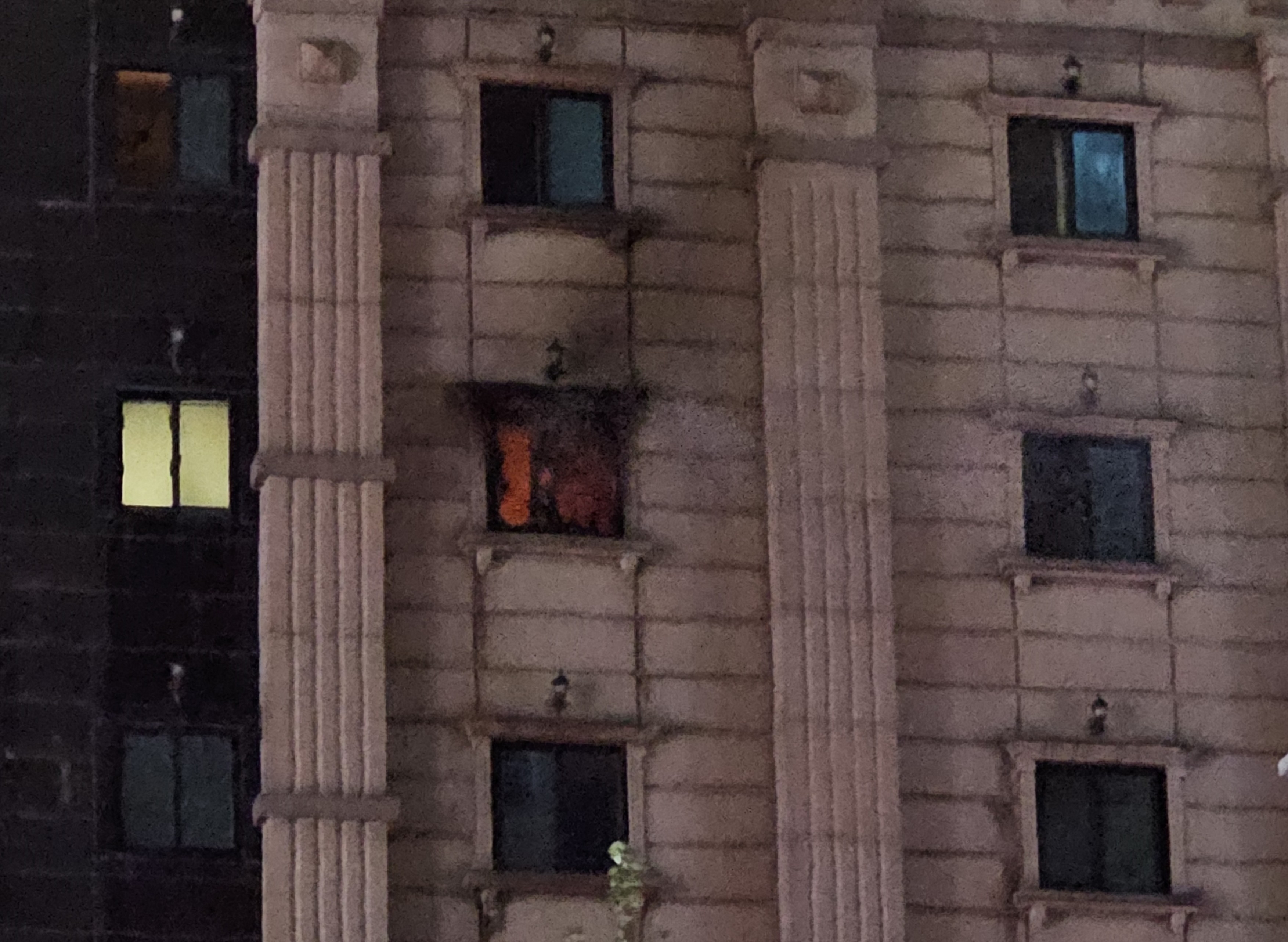 Două persoane au murit după ce au sărit pe o saltea gonflabilă pentru a scăpa dintr-un incendiu la un hotel din Coreea de Sud