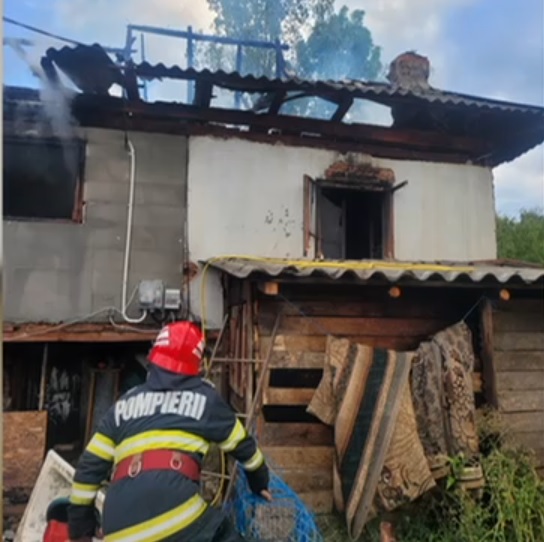 Incendiu puternic la o casă din județul Vâlcea. Un copil de 6 ani a murit, iar mama și mătușa lui sunt date dispărute