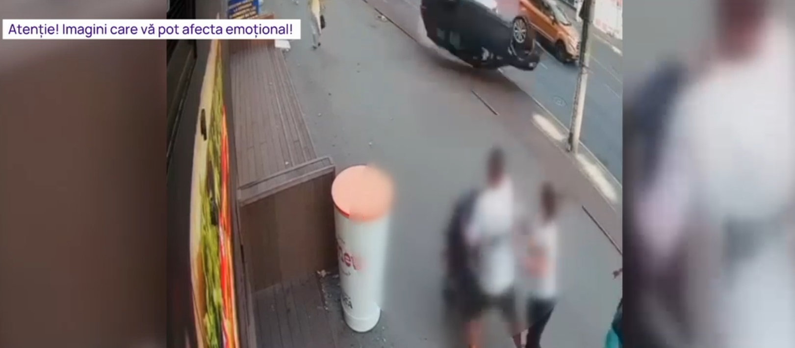 O familie cu un bebeluș în cărucior, la un pas să fie spulberată de o mașină scăpată de sub control. Imagini surprinse de o cameră
