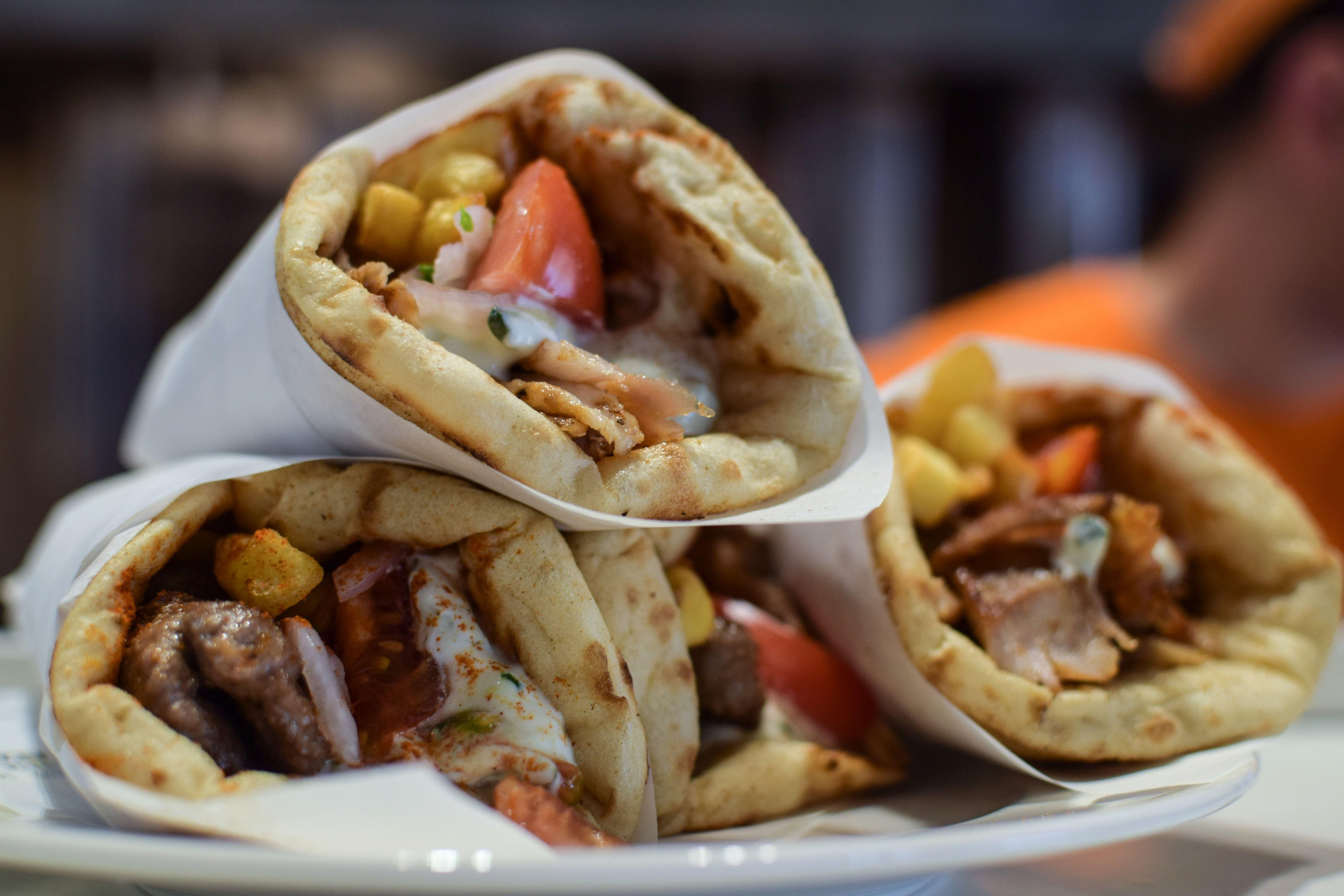 România, lider mondial la consumul de gyros, conform datelor unei aplicații de livrări. Recordul absolut stabilit de un constănțean