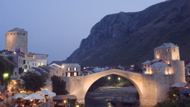 Stari Most Peace Bridge on Neretva River, evening, Mostar, Bosnia, Bosnia-Herzegovina, Europe