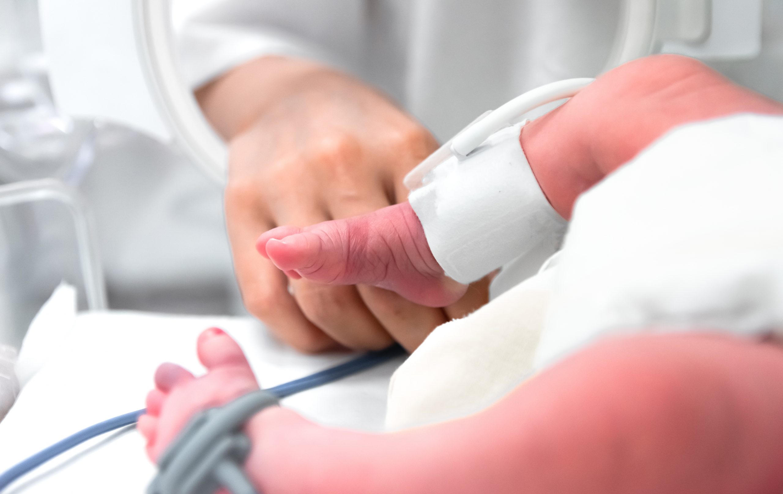 Trei surori din Bacău sunt în stare gravă la spital, după ce mama le-a spălat cu o soluție de uz veterinar