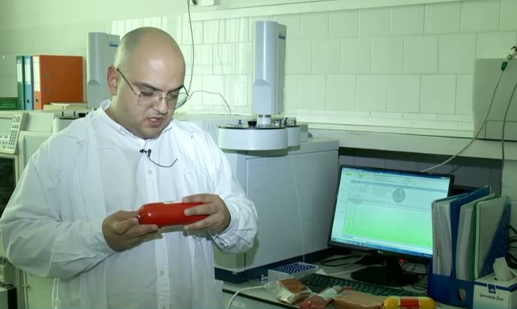 Studiu InfoCons: parizerul cu carne de pasăre de pe piața din România este plin de E-uri și zaharuri
