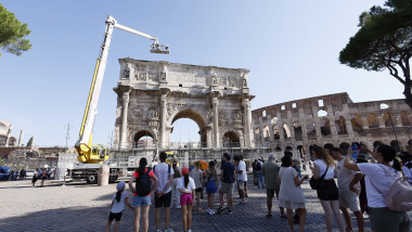 Intervenție la Arcul lui Constantin, după furtuna violentă din Roma. Foto/ Profimedia Images