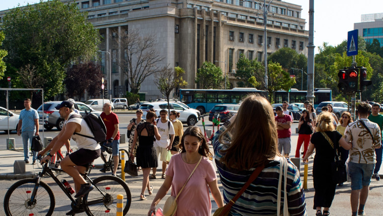 oameni pe strada in bucuresti