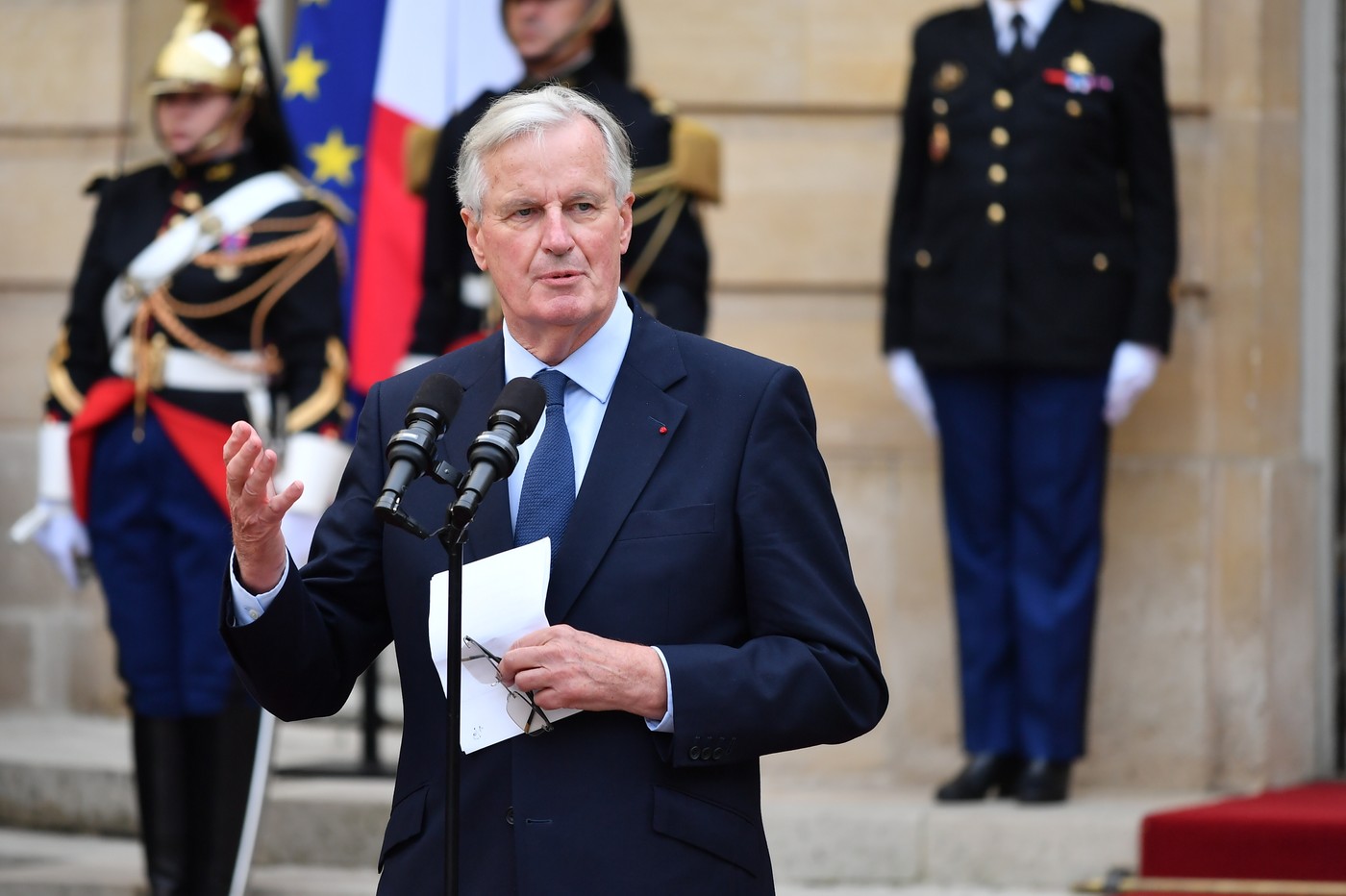 Câtă putere are un prim-ministru francez și ce promite să facă Michel Barnier, noul premier numit de Macron