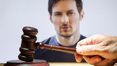 Un ciocan de judecător cu o poză a lui Pavel Durov pe fundal