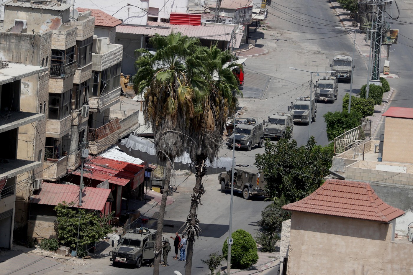 Forțele israeliene se retrag din orașul ocupat Jenin din Cisiordania după 10 zile de raid. Douăzeci și unu de persoane au fost ucise