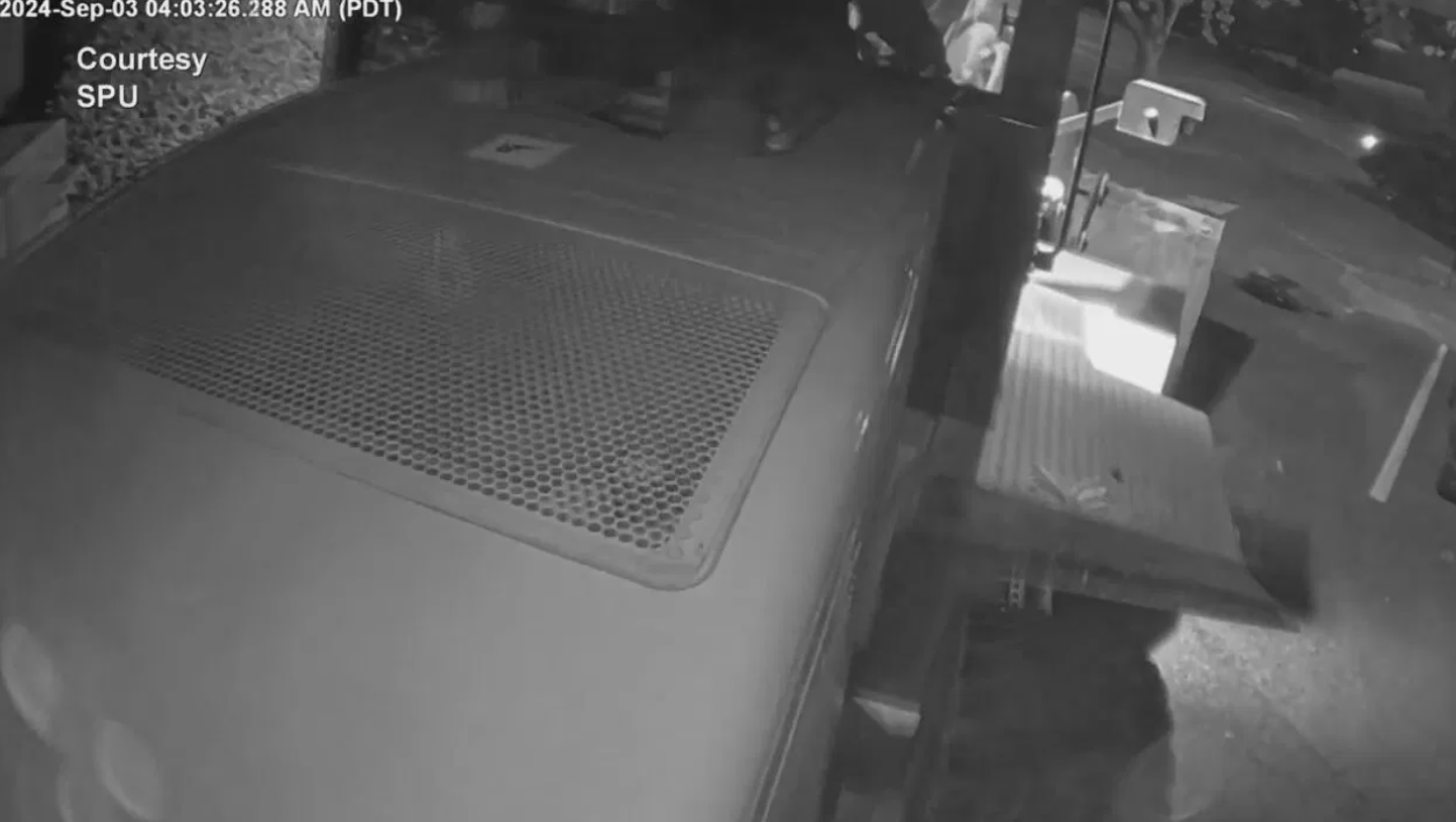 Momentul în care hoții smulg un bancomat și fug cu el într-un buldoexcavator, în Seattle. Poliția încă nu i-a prins