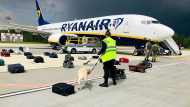 Avion Boeing al Ryanair, pe pista aeroportului din Minsk, cu bagajele pasagerilor verificate de un câine