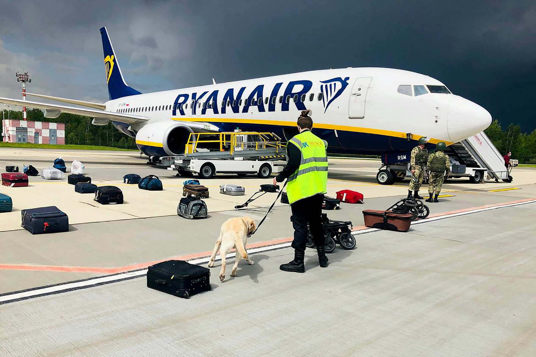 Polonia va inculpa trei cetățeni bieloruși pentru devierea zborului Ryanair în 2021