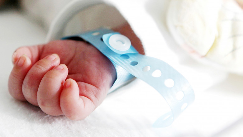 Caz șocant în județul Suceava. Un bebeluș de doar 23 de zile a ajuns la spital cu mai multe fracturi. Ce a spus mama copilului