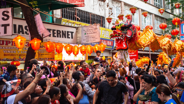 Cetățeni chinezi iau parte la dansul leului și dragonului pentru a sărbători Anul Nou Chinezesc în Chinatown din Mexico City