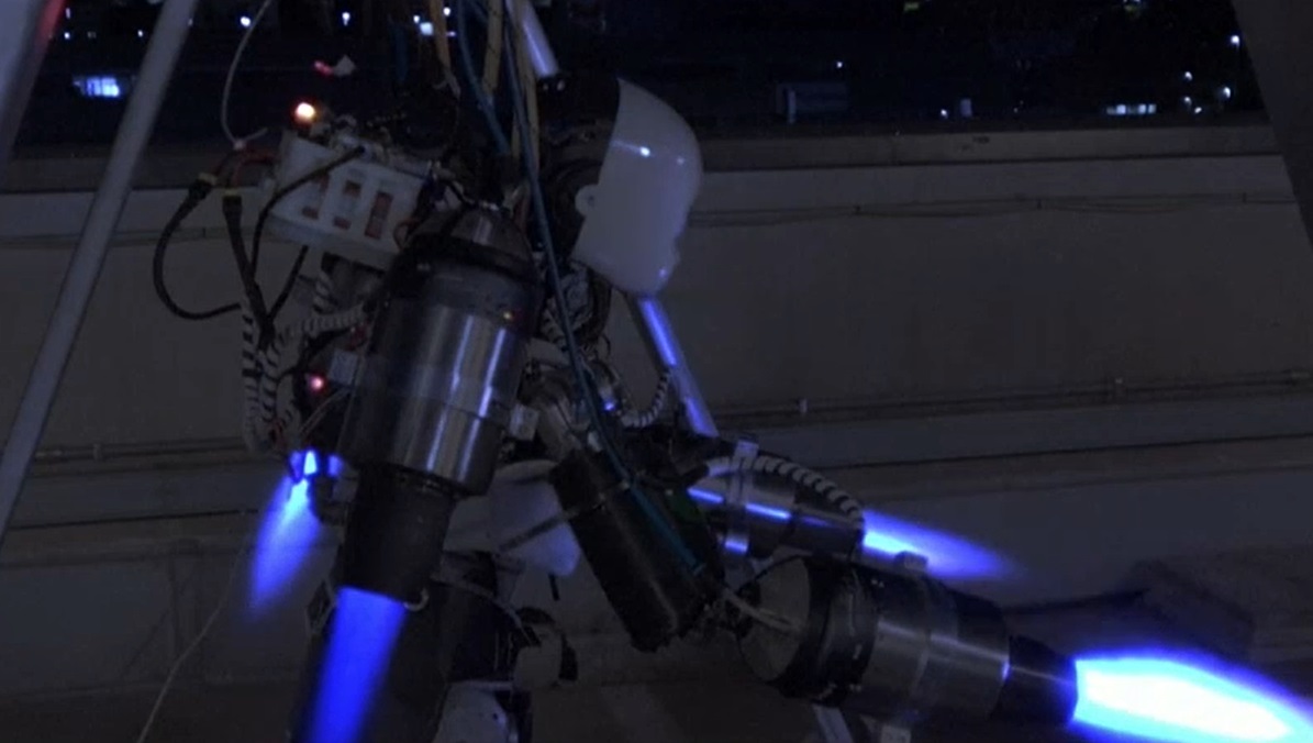 Imagini cu un robot umanoid care a fost învățat să zboare. Cum ar putea fi folosit iRonCub pentru a ajuta oamenii