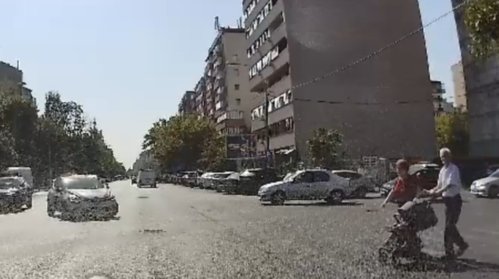 Imaginile unei tragedii evitate la limită în Capitală. Doi bunici cu un bebeluș în cărucior, la un pas să fie spulberați de o dubă