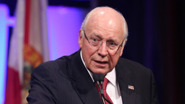 dick cheney sustine un discurs