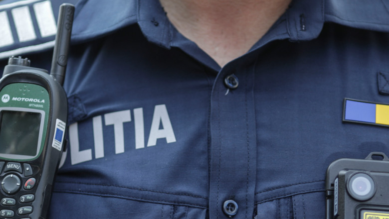Un poliţist suspectat că a luat mită şi a introdus telefoane mobile într-un centru de reţinere, arestat la domiciliu