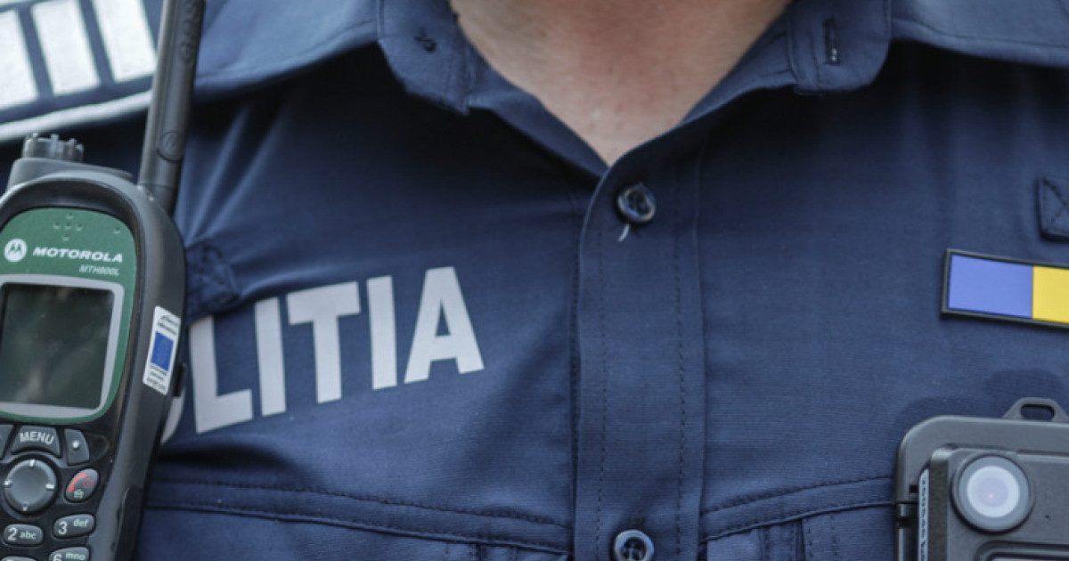 Un poliţist suspectat că a luat mită şi a introdus telefoane mobile într-un centru de reţinere, arestat la domiciliu