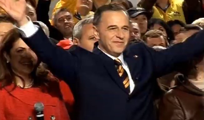 VIDEO. Momentele proaste ale prezidențiabililor, în timp ce fac eforturi să se promoveze, au ajuns virale în presă