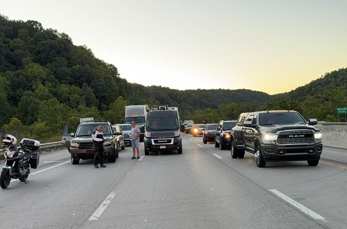 Focuri de arma urmate de accidente de mașină pe o autostradă din Kentucky. Mai mulți răniți, poliția îl caută pe atacator