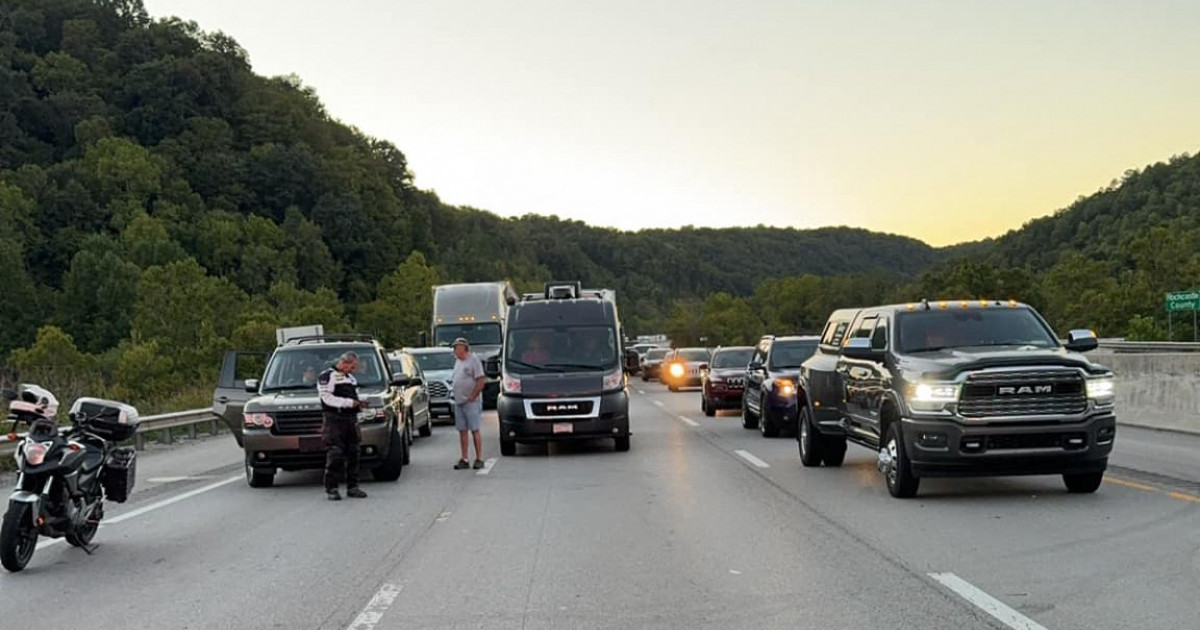 Focuri de arma urmate de accidente de mașină pe o autostradă din Kentucky. Mai mulți răniți, poliția îl caută pe atacator