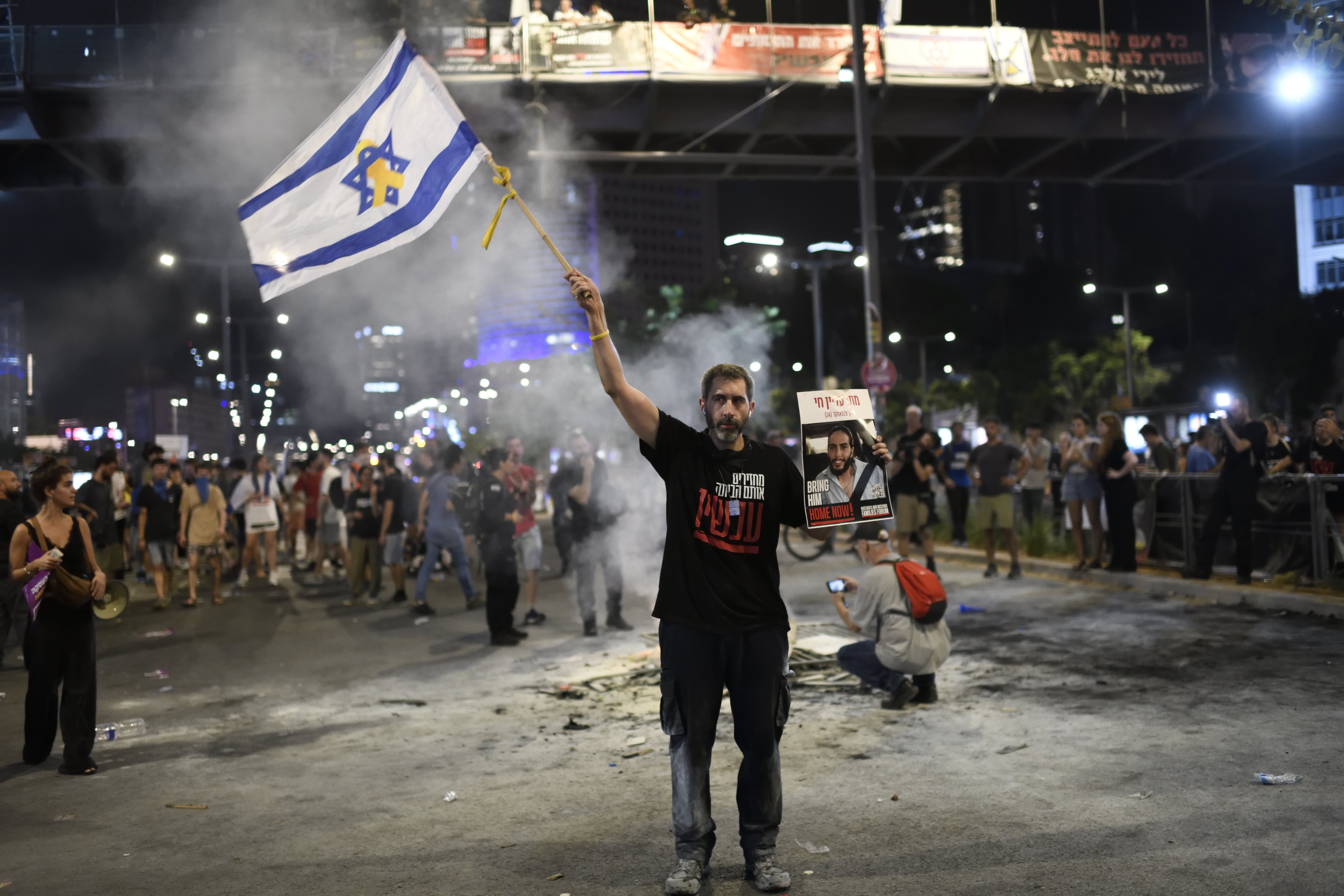 „Nu trebuie să mai sacrificăm vieţi.” Zeci de mii de oameni au protestat în Israel pentru eliberarea ostaticilor din Fâșia Gaza