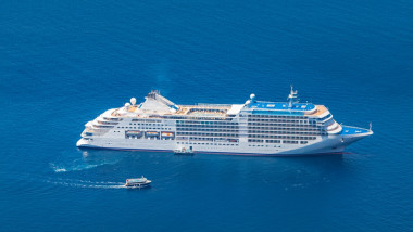 Cruise,Ship,On,Deep,Blue,Sea,In,Santorini,Island,,Greece