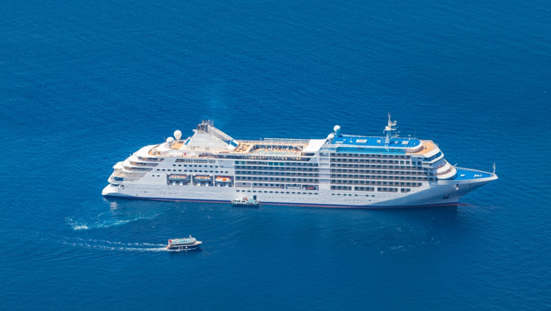 Cruise,Ship,On,Deep,Blue,Sea,In,Santorini,Island,,Greece