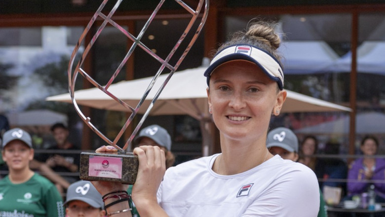 irina begu ridica un trofeu