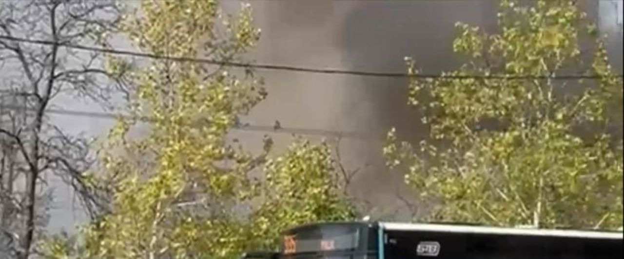 Incendiu puternic în Parcul IOR.  Fumul dens a ajuns și în stația de metrou Titan