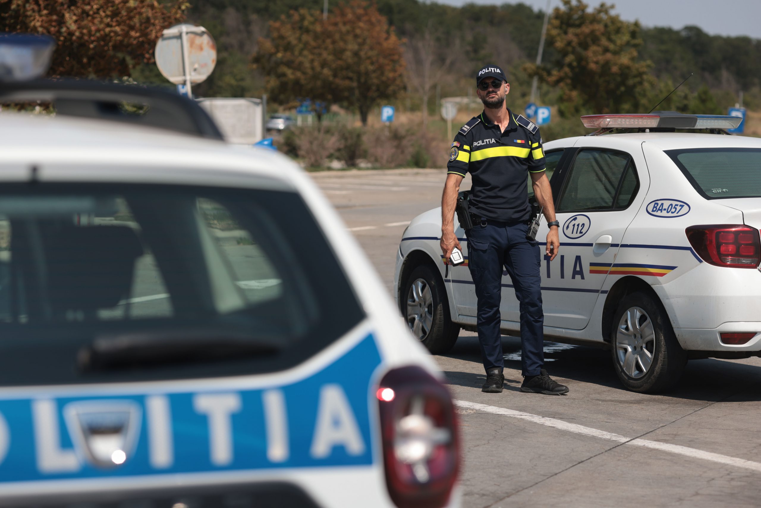 Un bărbat care se dădea drept polițist a fost arestat, după ce a sechestrat trei persoane într-o mașină cu număr fals de înmatriculare