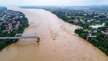 Taifunul Yagi a doborât un pod în Vietnam. Foto: Profimedia Images