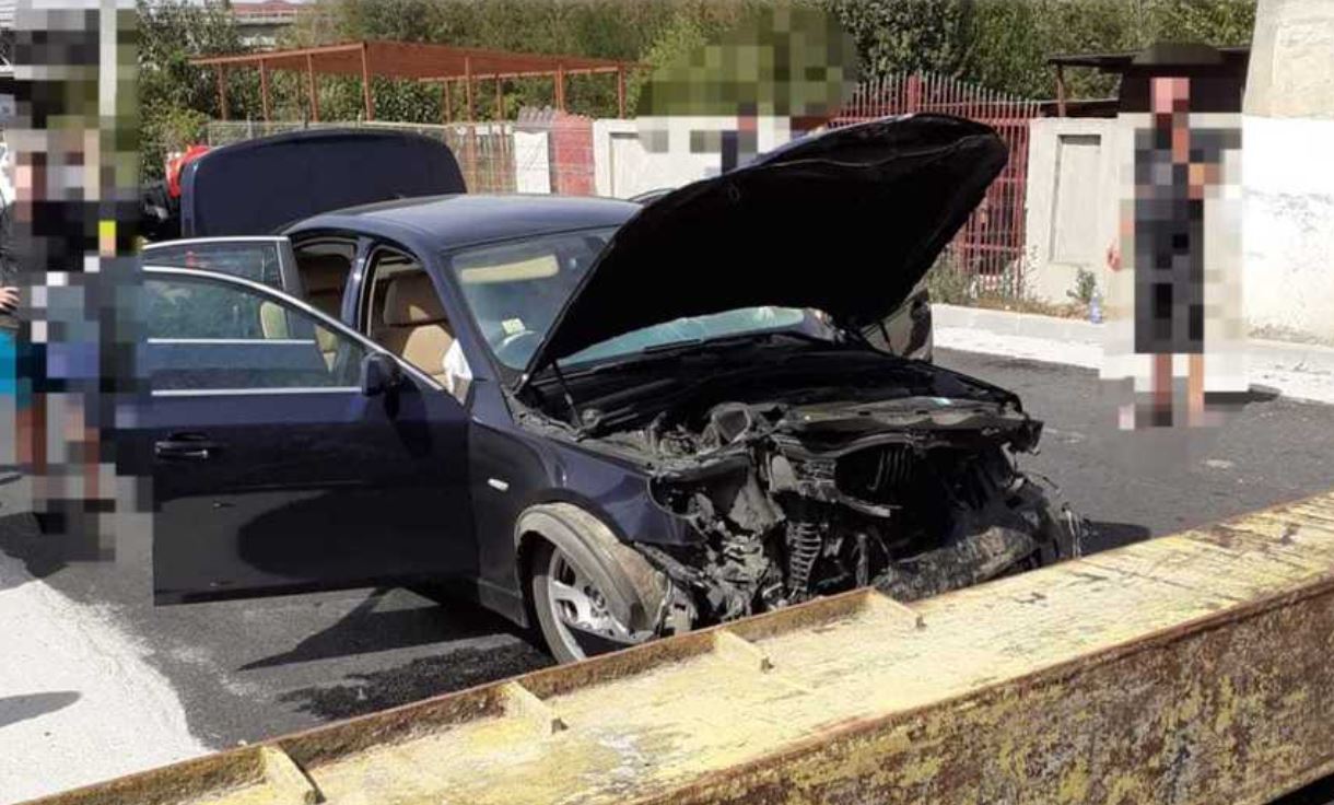 Un limitator de înălţime a căzut pe șosea, în fața unei mașini, în Videle. Două persoane au fost rănite