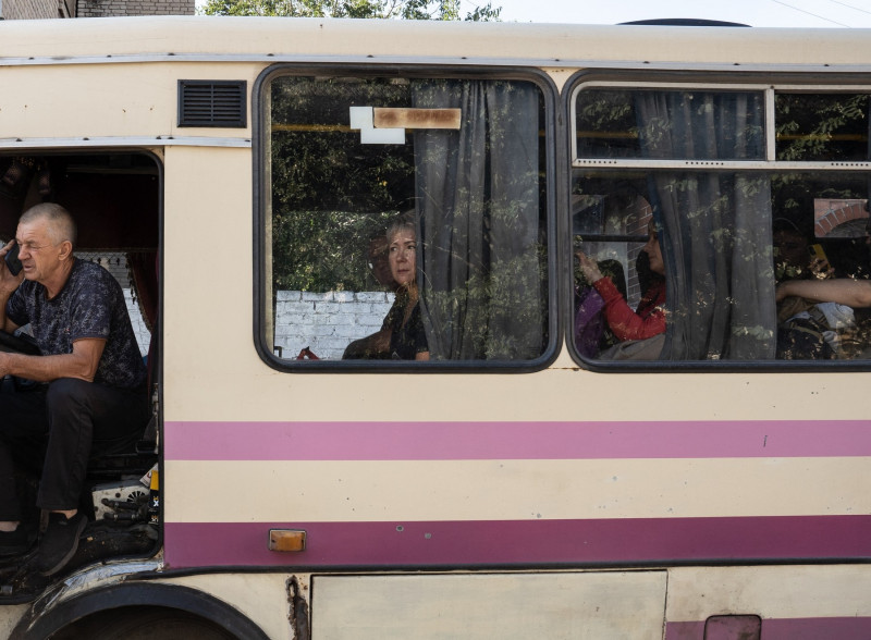 Ucrainenii pleacă cu autobuzele din Pokrovsk Foto Profimedia