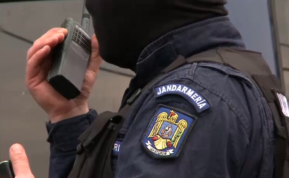 Bătaie ca-n filme în fața unei școli din Slobozia după un conflict în trafic: 6 tineri s-au luat la bătaie cu răngi și topoare