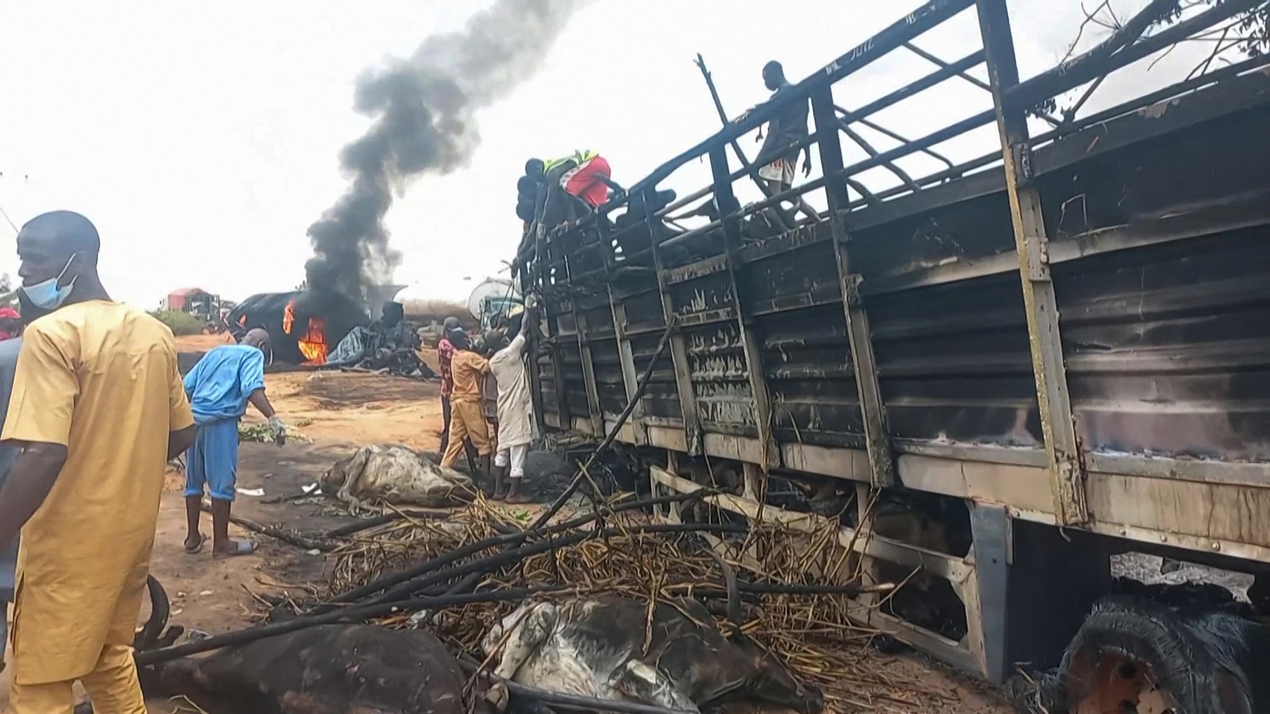 Explozia unei cisterne cu combustibil, în Nigeria, a ucis cel puțin 59 de oameni și a ars de vii zeci de animale. Cauza deflagrației
