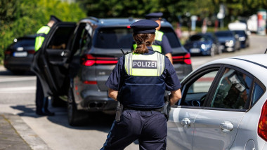 Burghausen, Germany. 05th Sep, 2024. A policewoman from the Bavarian border police stands at a checkpoint during a press event. The press event is intended to provide information about the current situation at the Bavarian borders with Austria and the Cze