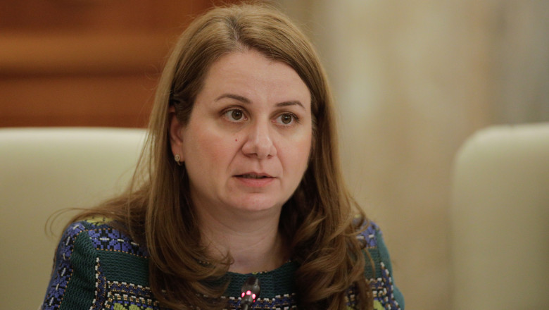 Cum va funcționa interzicerea telefoanelor mobile în școli. Ligia Deca: Se poate ajunge la exmatriculare