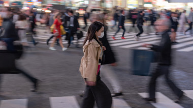 femeie care merge în tokyo