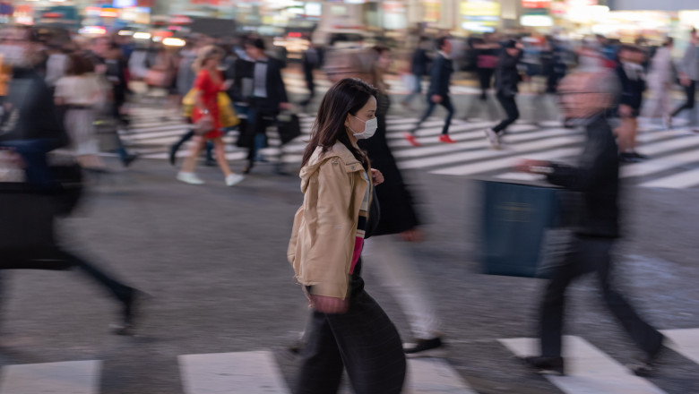 femeie care merge în tokyo