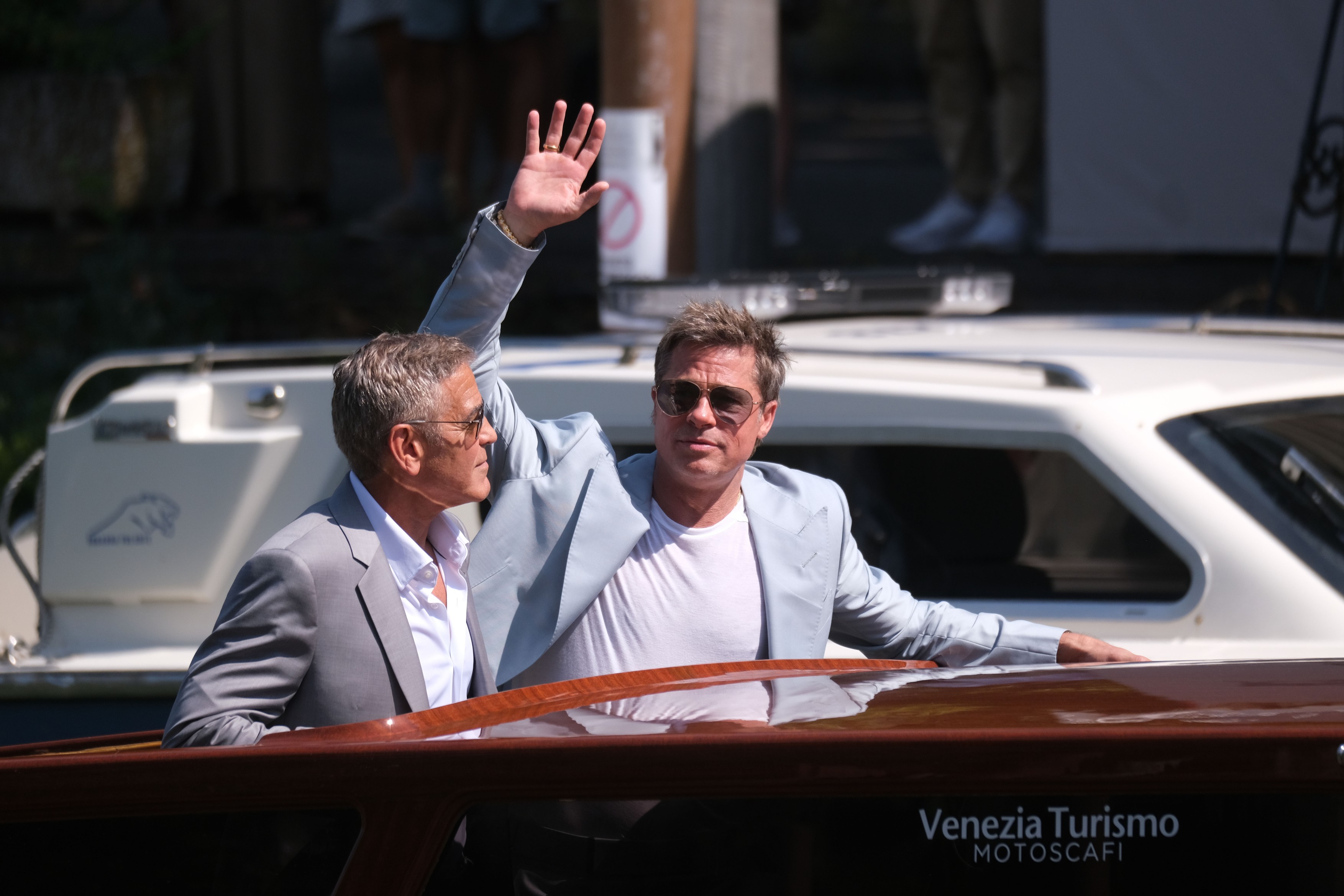 Cum și-au făcut apariția Brad Pitt şi George Clooney în Veneția. Duo-ul de la Hollywood promovează noul film în care joacă împreună