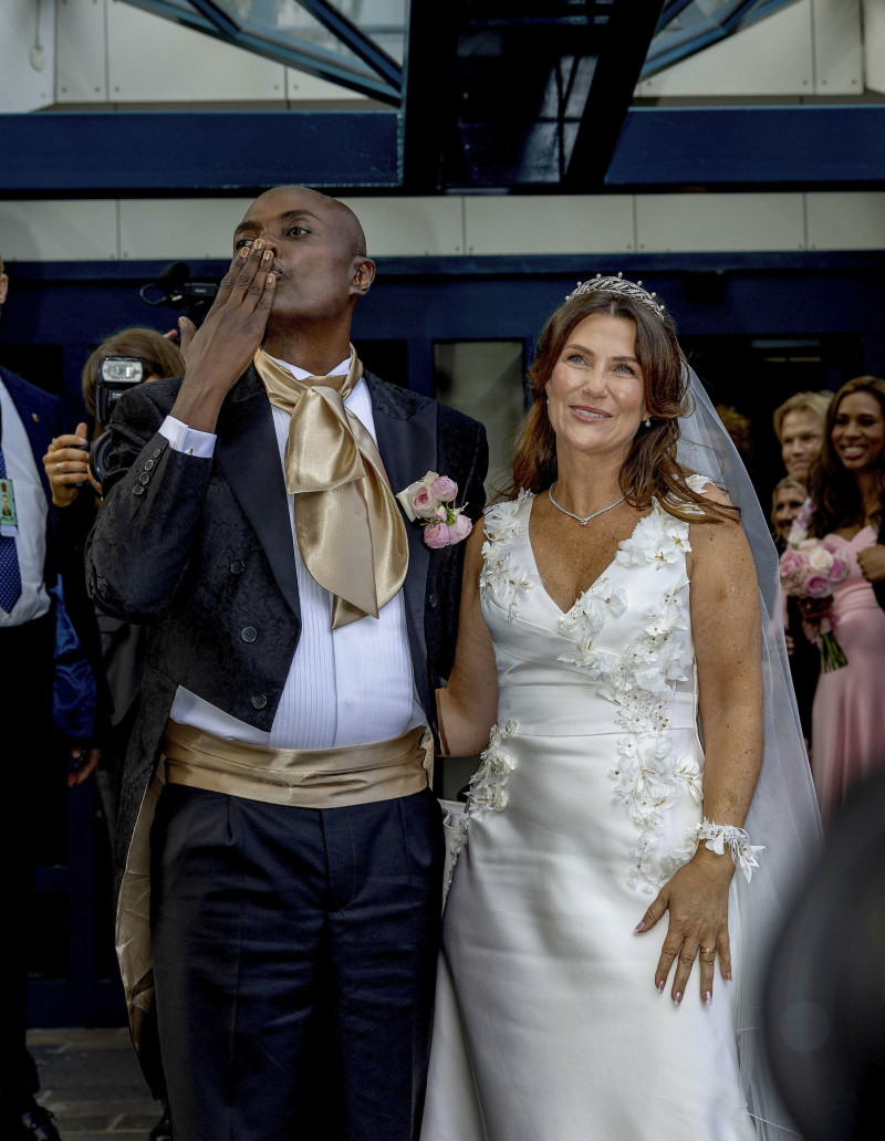 Bridal couple princess Märtha Louise and Mr. Durek Verrett greet the crowd