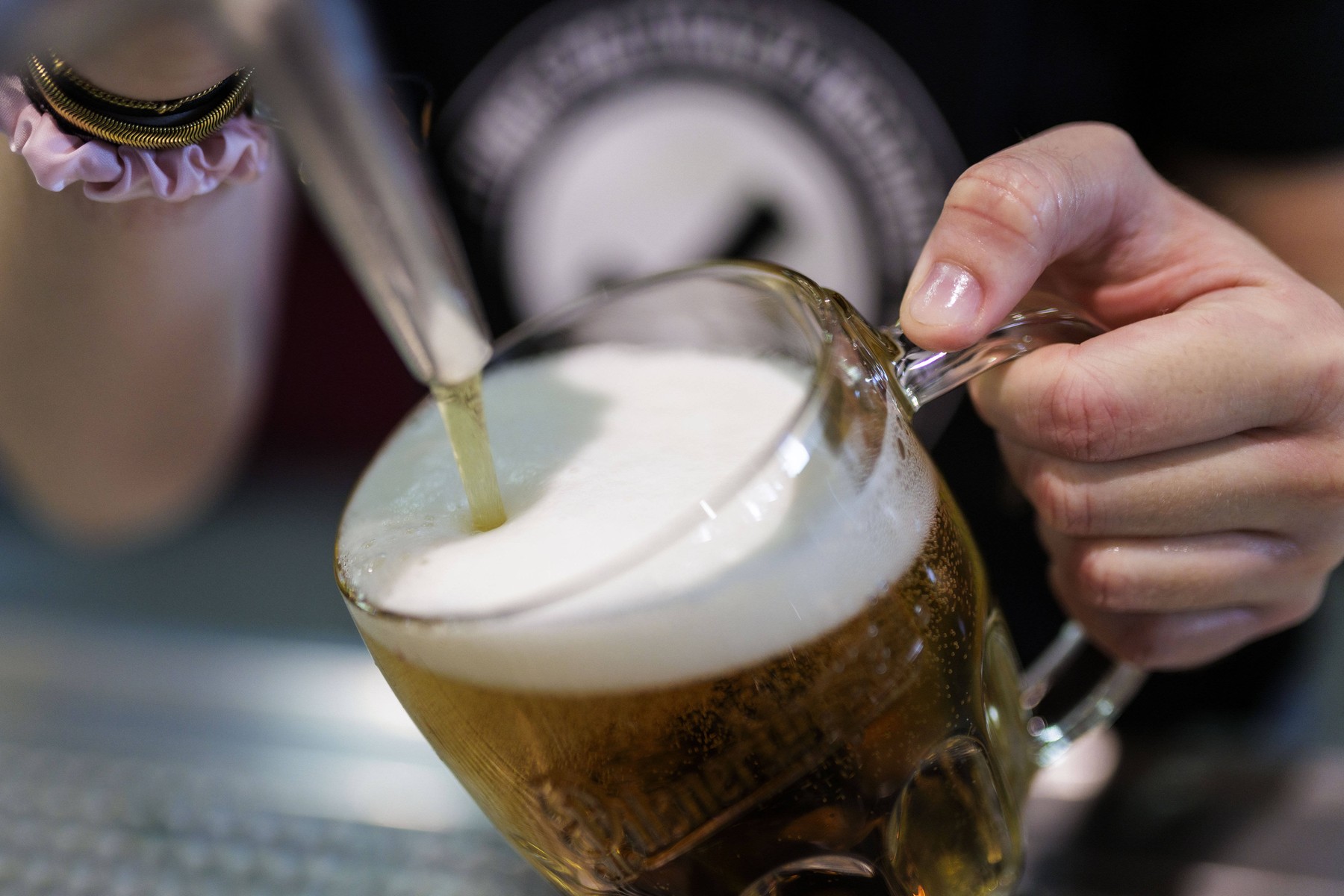 STUDIU Tinerii cu vârste de până la 27 de ani beau mai puțin alcool ca niciodată